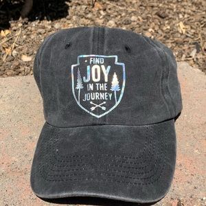 Black stonewashed baseball hat.